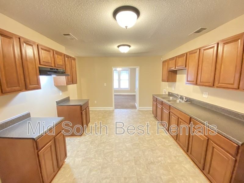 1021 Whitehaven Ln - Photo 3 of 7