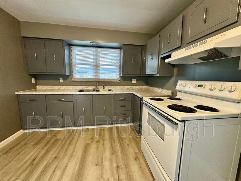 1315 Greensburg Pike - Photo 3 of 14