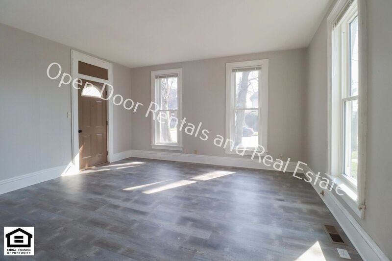210 1/2 W 4th St - Photo 2 of 7