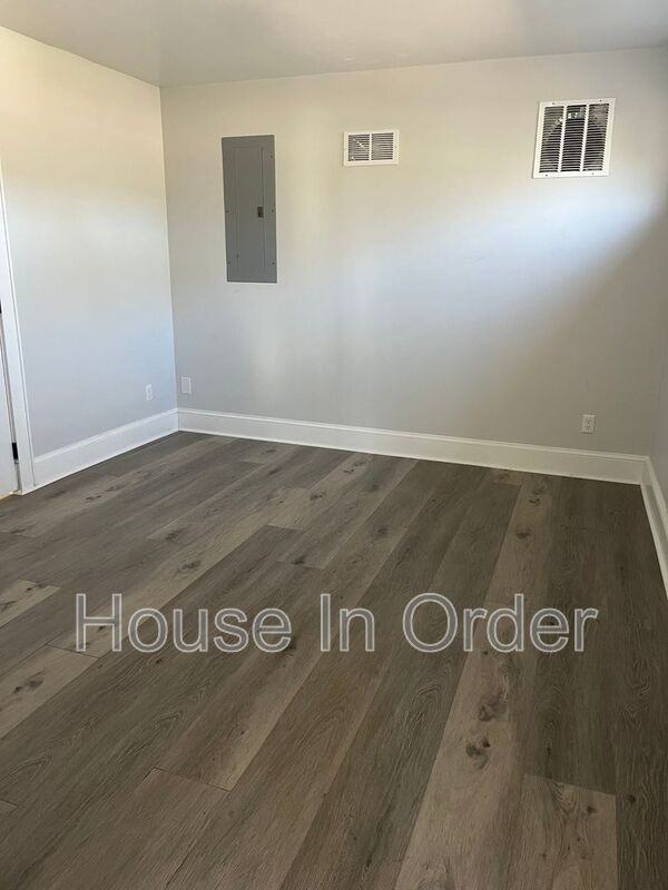 127 W Chestnut St - Photo 3 of 10