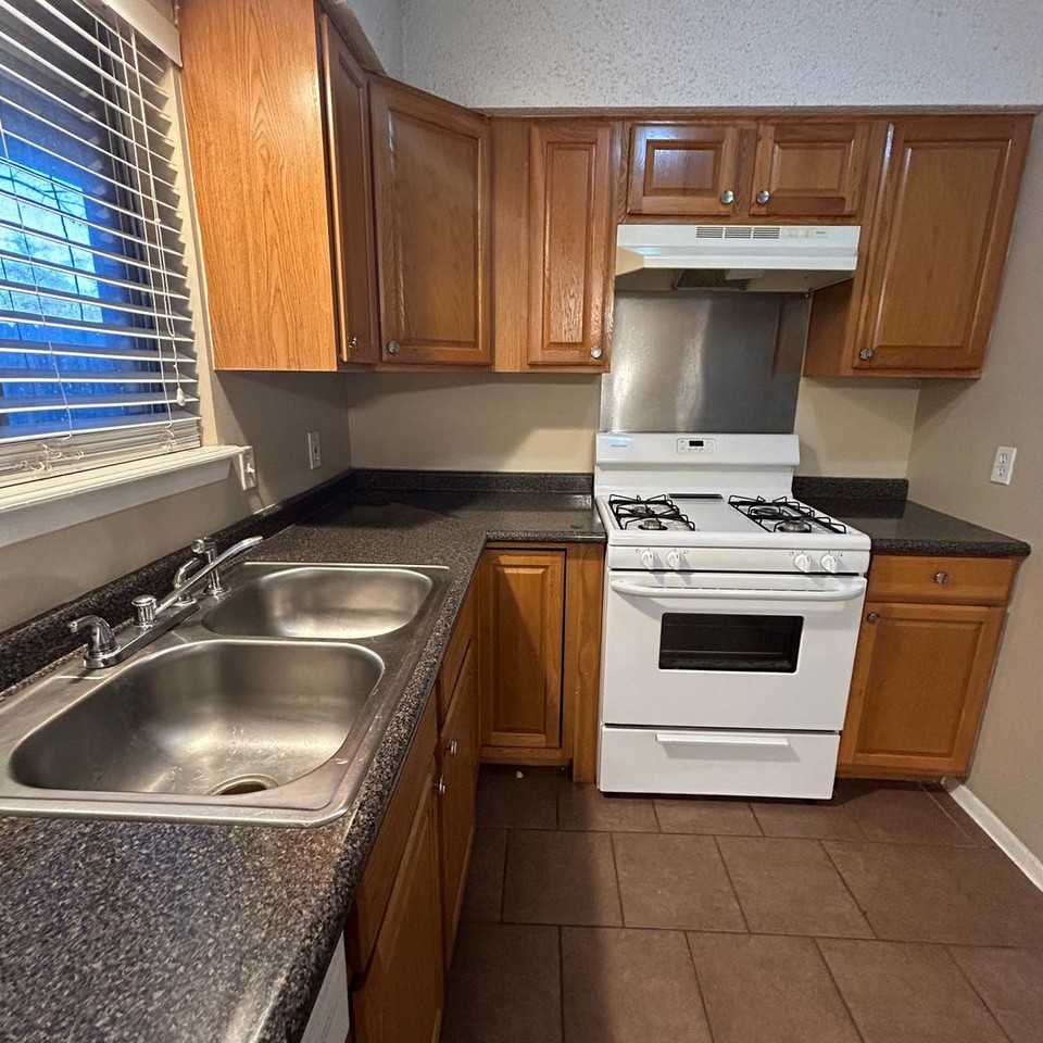 7208 Creekside Dr - Photo 4 of 17