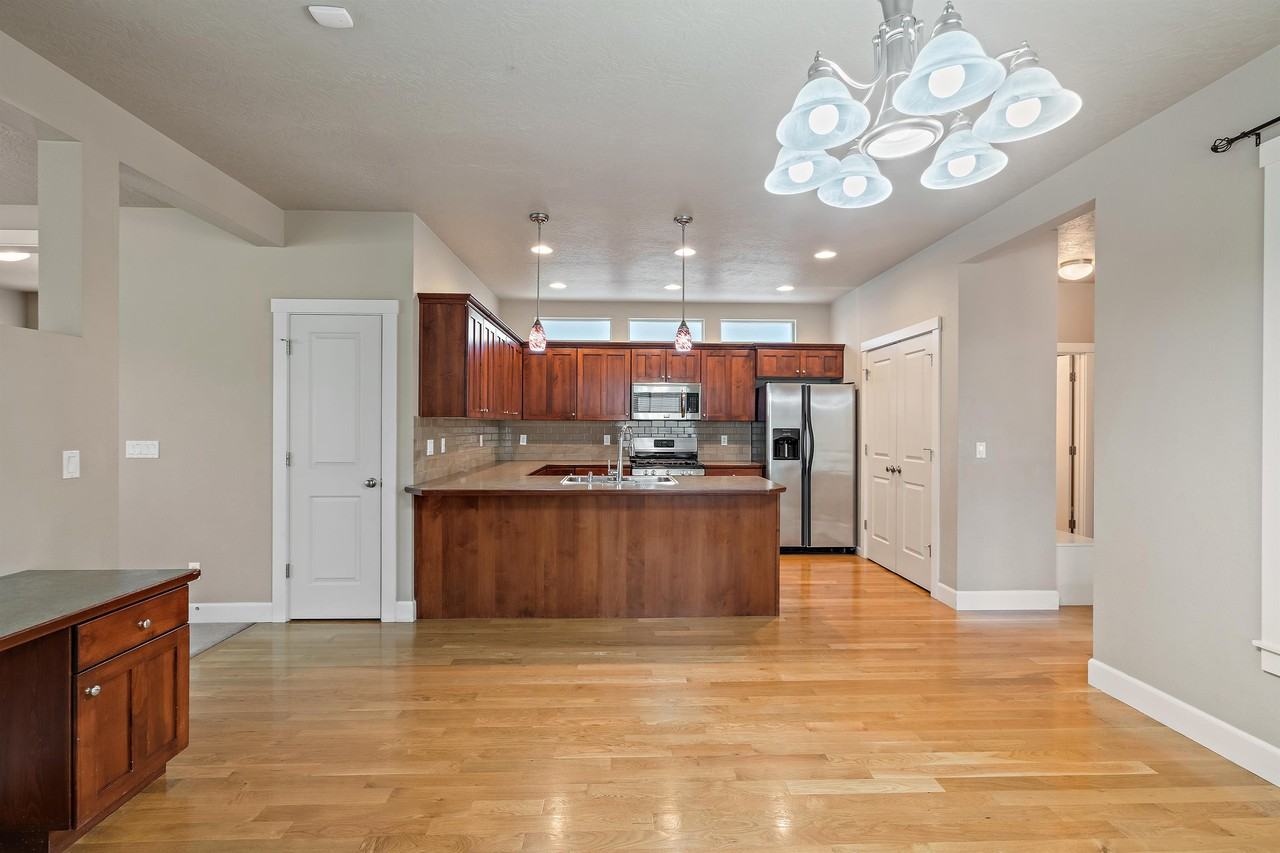 470 W Peck St #1 - Photo 5 of 19