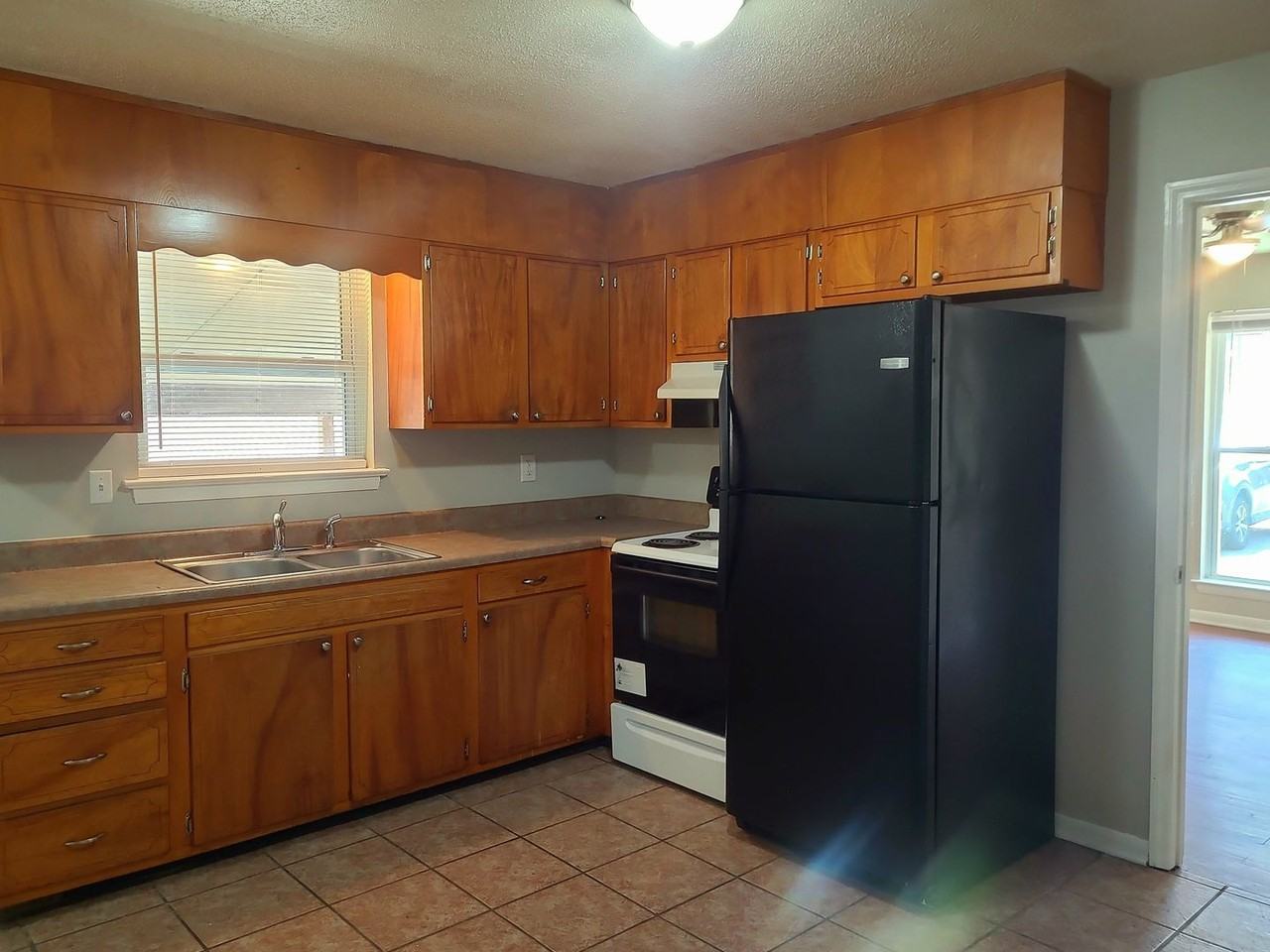 3329 Pinewood Ave - Photo 4 of 8