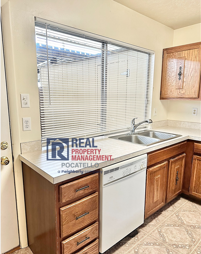 914F Mckinley Ave - Photo 3 of 22