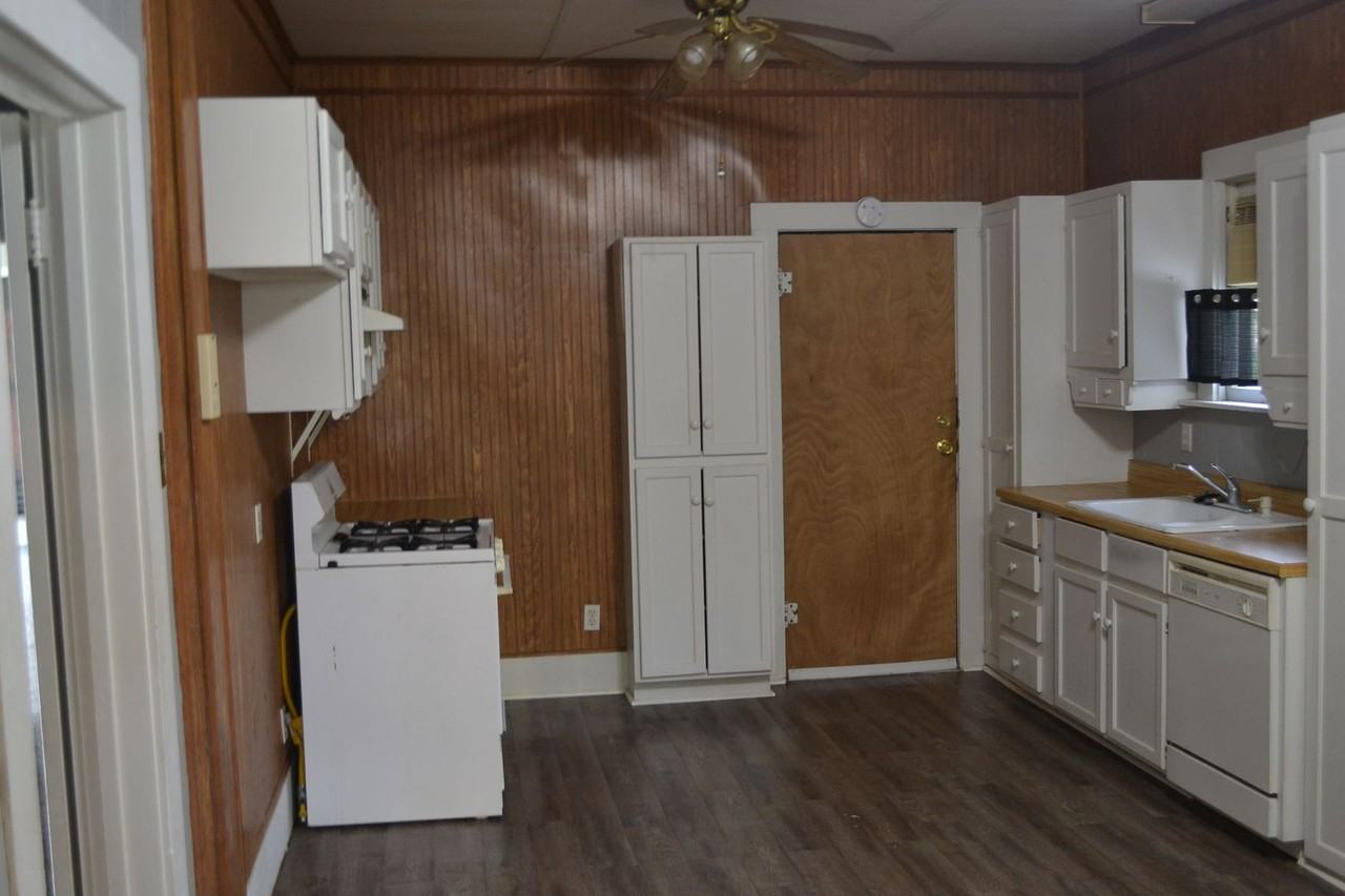 607 E 12th St - Photo 3 of 22