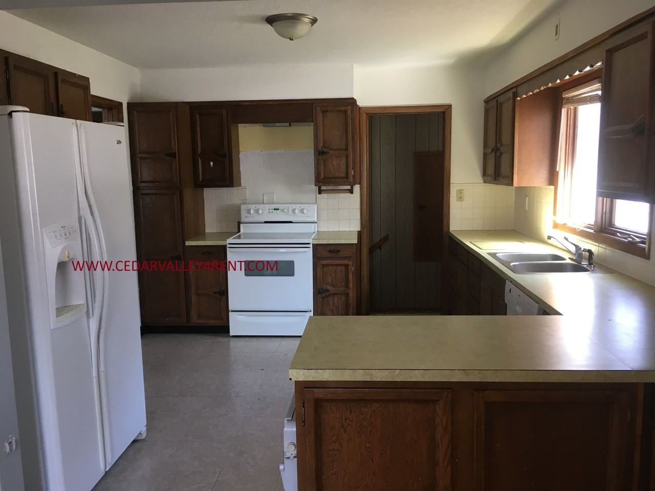 1570 E Ridgeway Ave - Photo 2 of 9