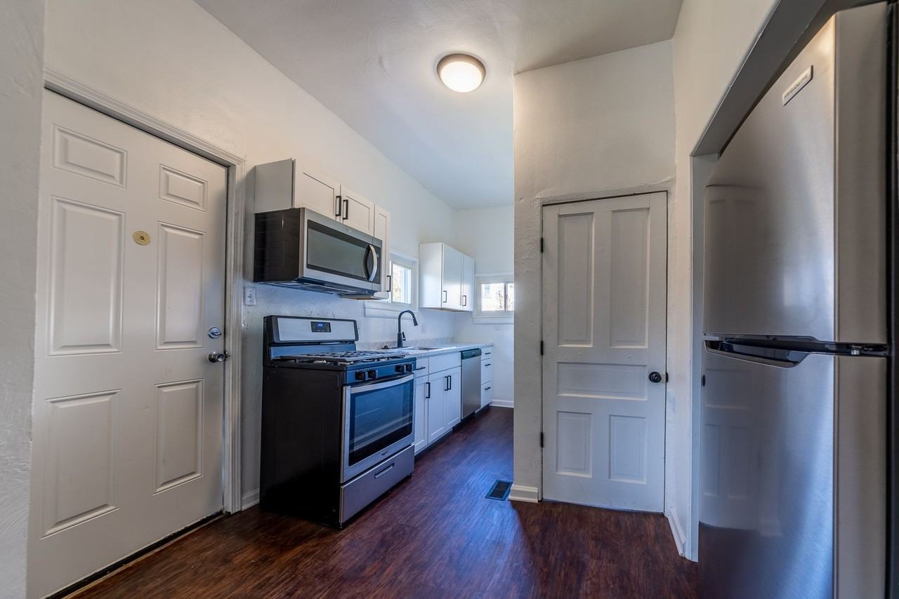 615 E Warrington Ave - Photo 3 of 35