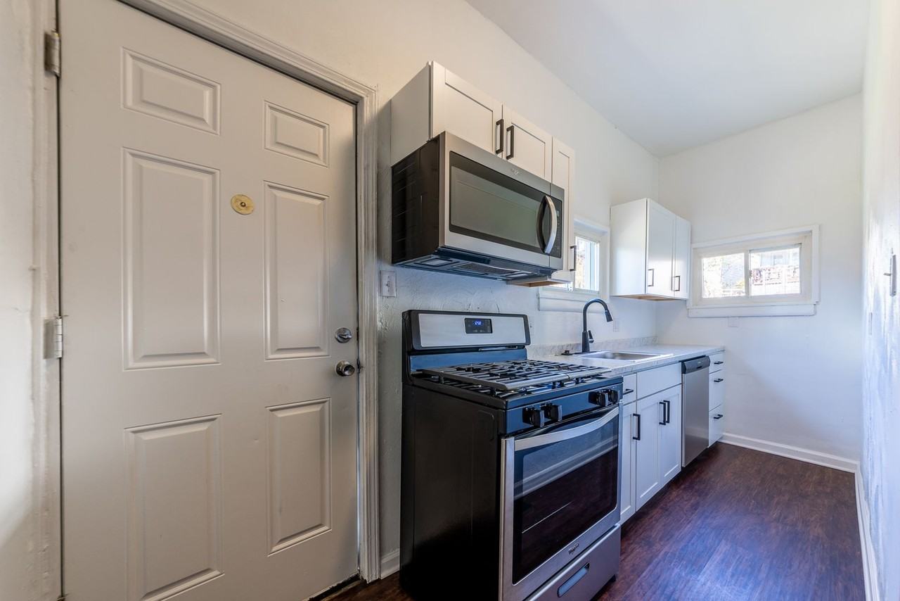 615 E Warrington Ave - Photo 4 of 35