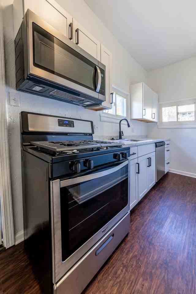 615 E Warrington Ave - Photo 6 of 35