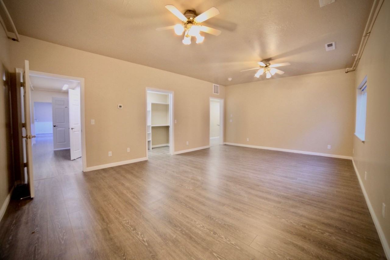 1060 N Louis St - Photo 3 of 13