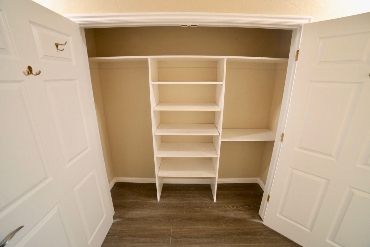 1060 N Louis St - Photo 5 of 13