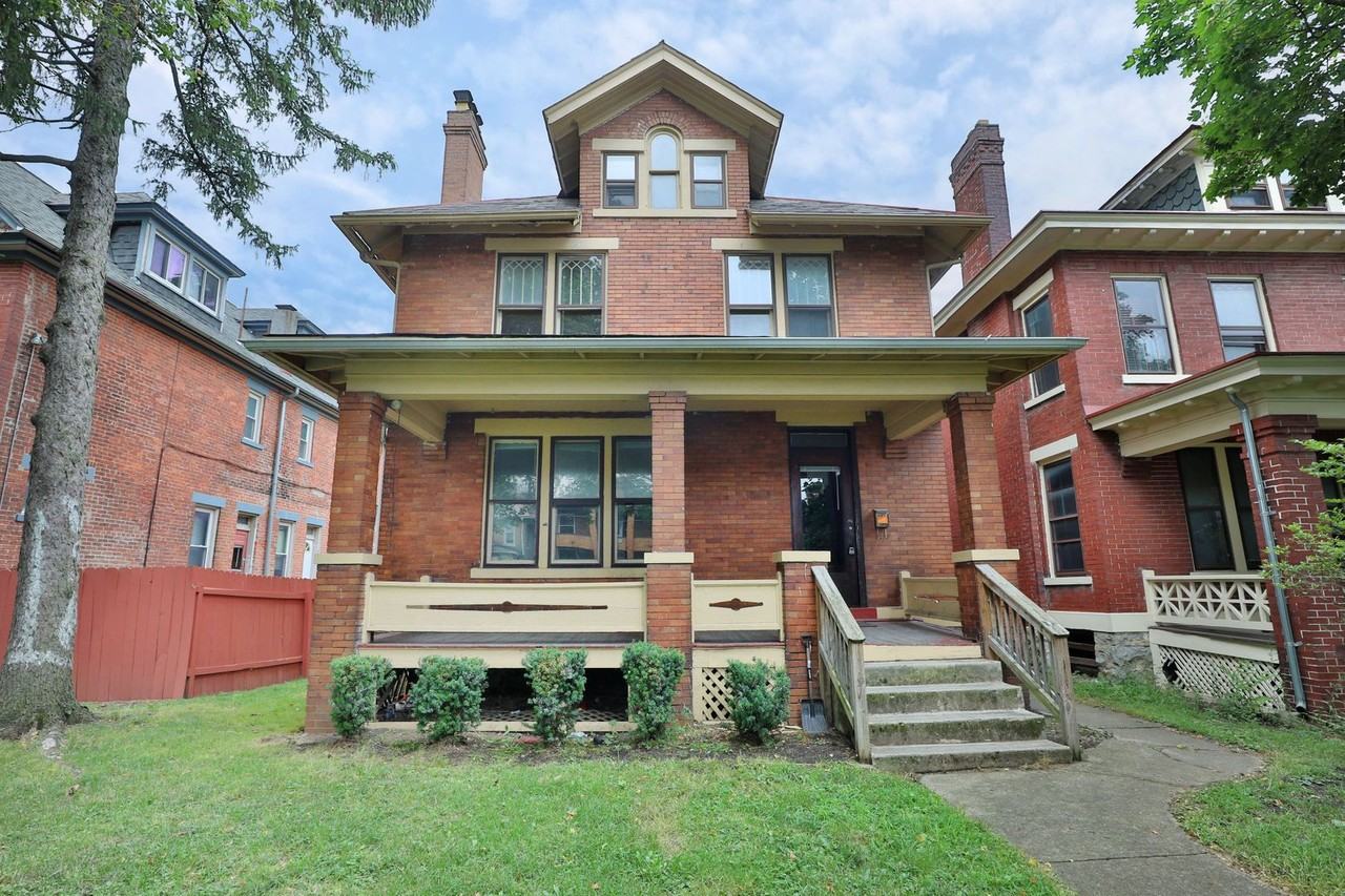 1611 Summit Street - Photo 4 of 33