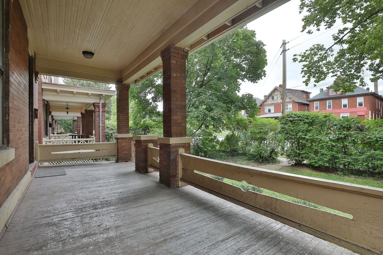 1611 Summit St - Photo 2 of 33