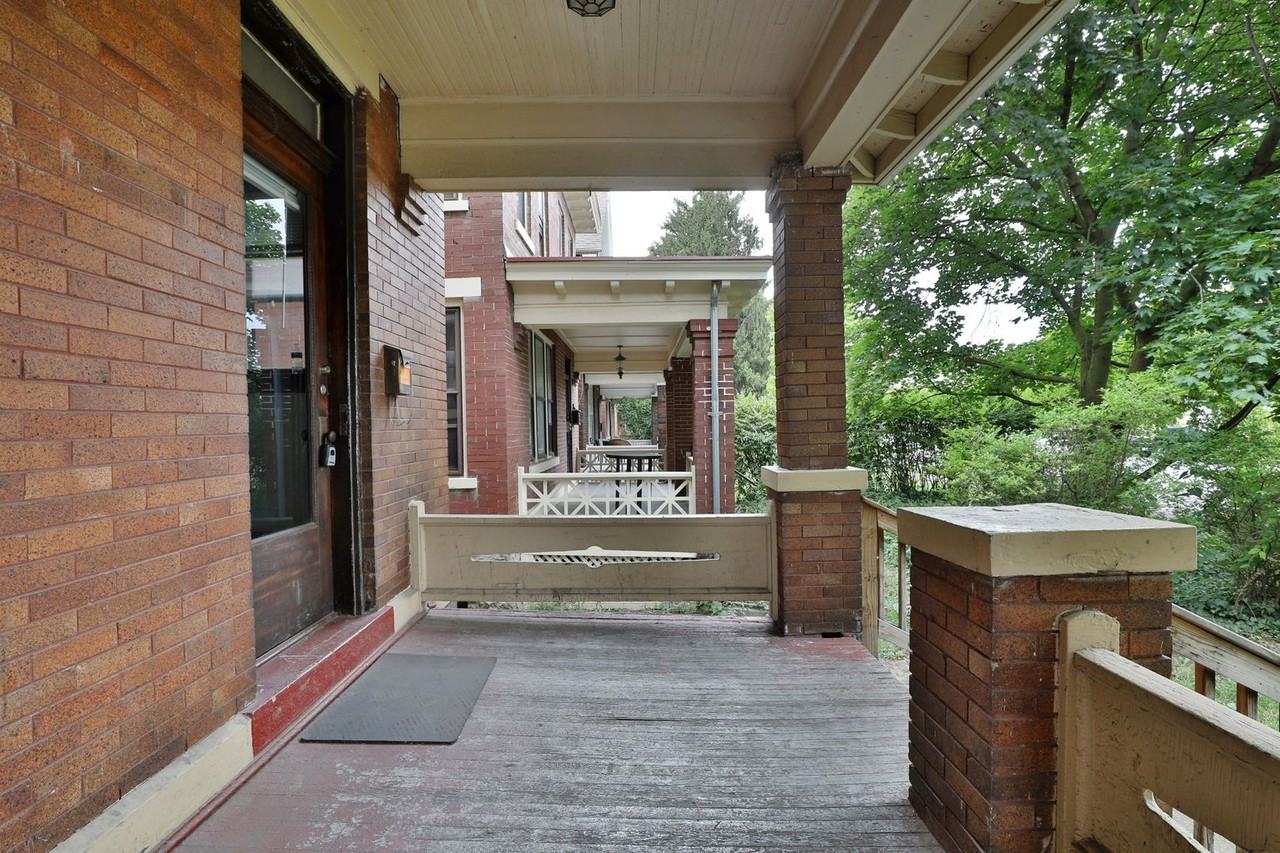 1611 Summit St - Photo 3 of 33