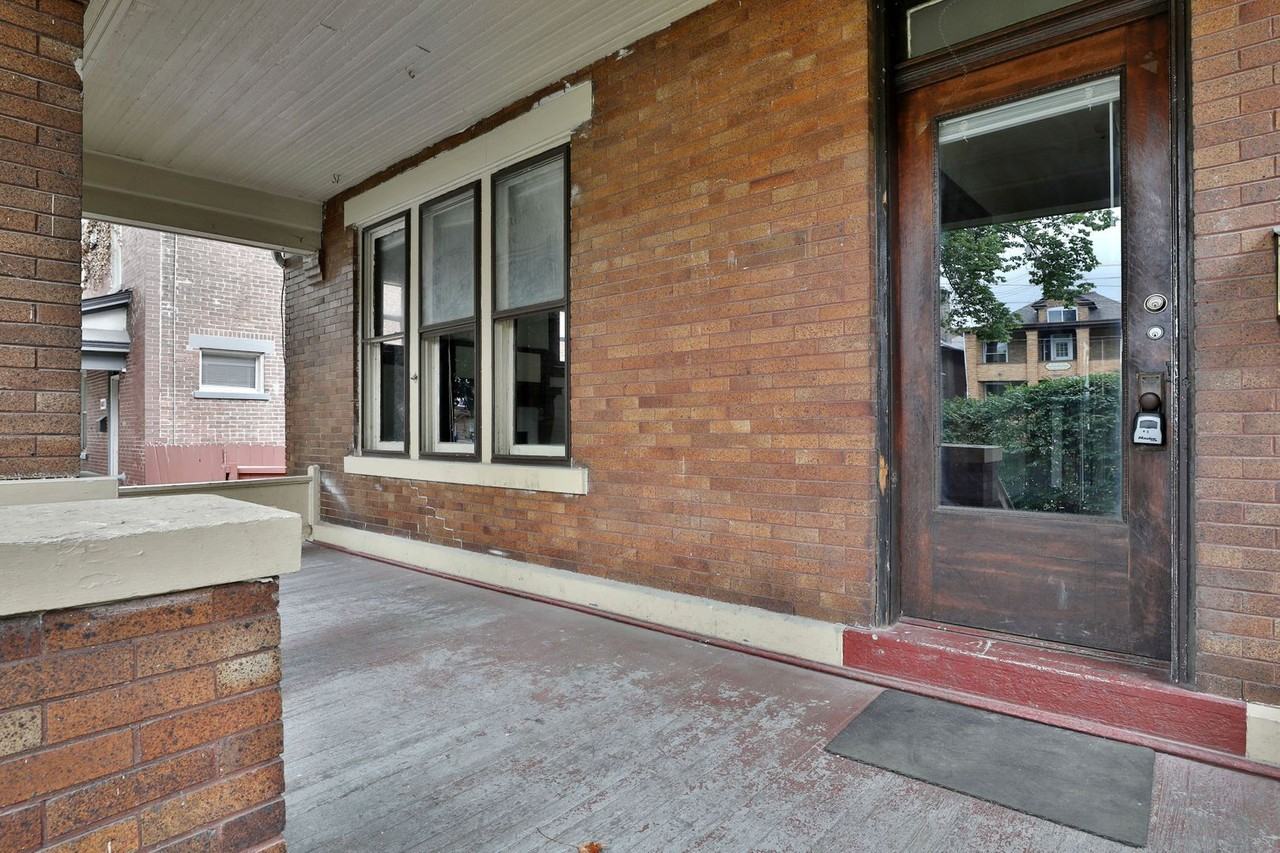 1611 Summit St - Photo 4 of 33