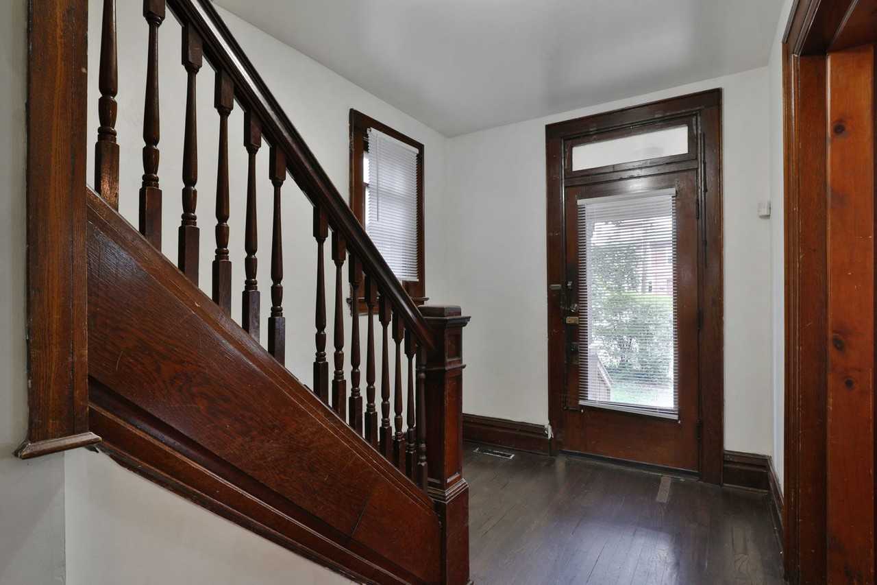 1611 Summit St - Photo 5 of 33