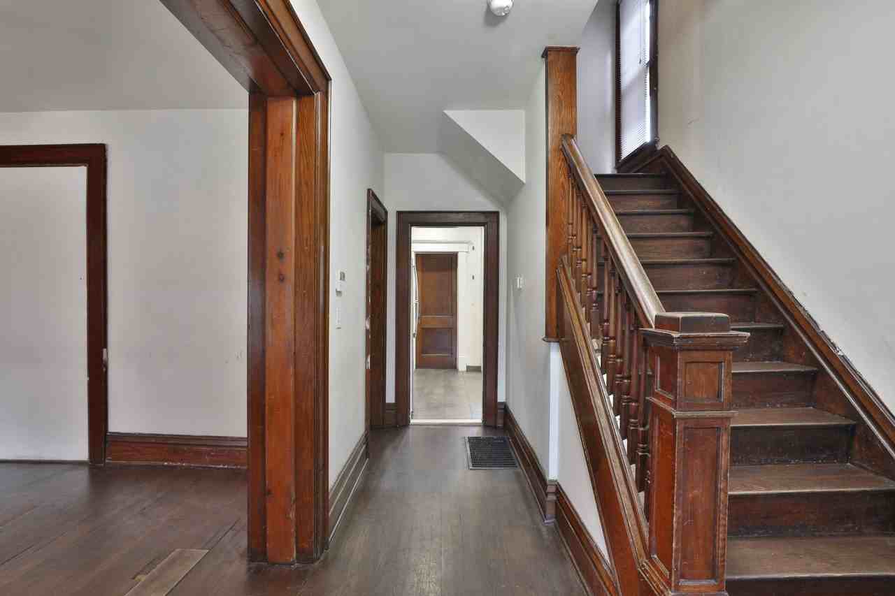 1611 Summit Street - Photo 2 of 33