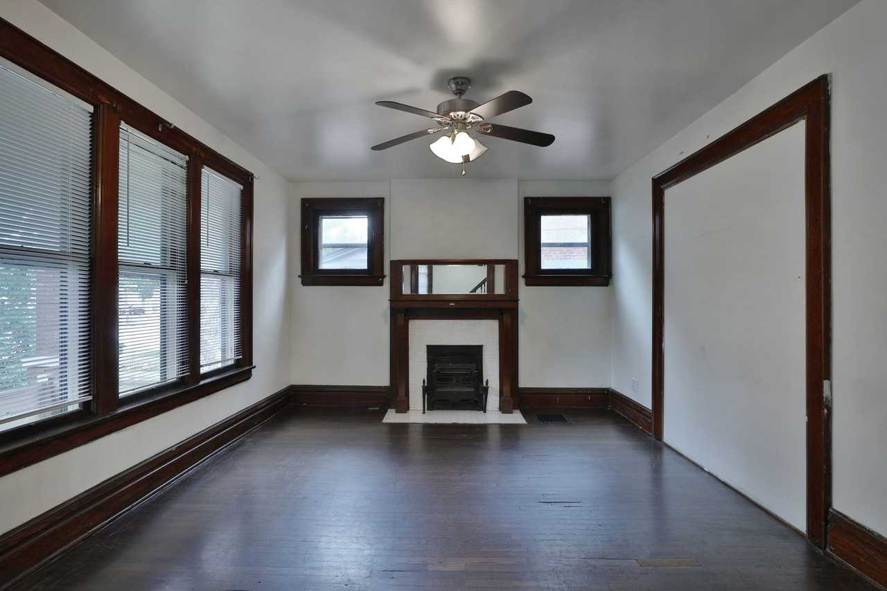 1611 Summit St - Photo 7 of 33