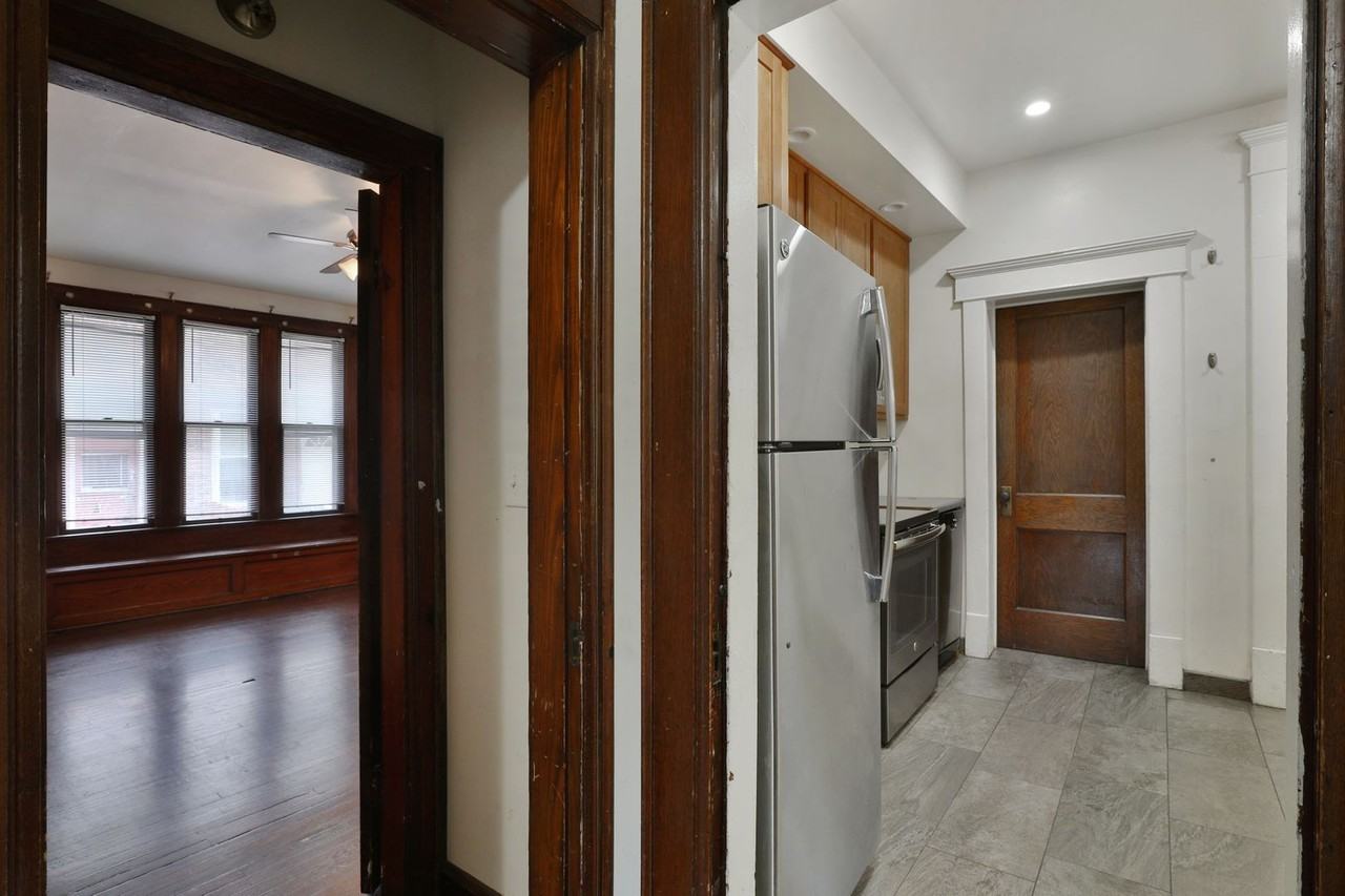 1611 Summit St - Photo 4 of 33