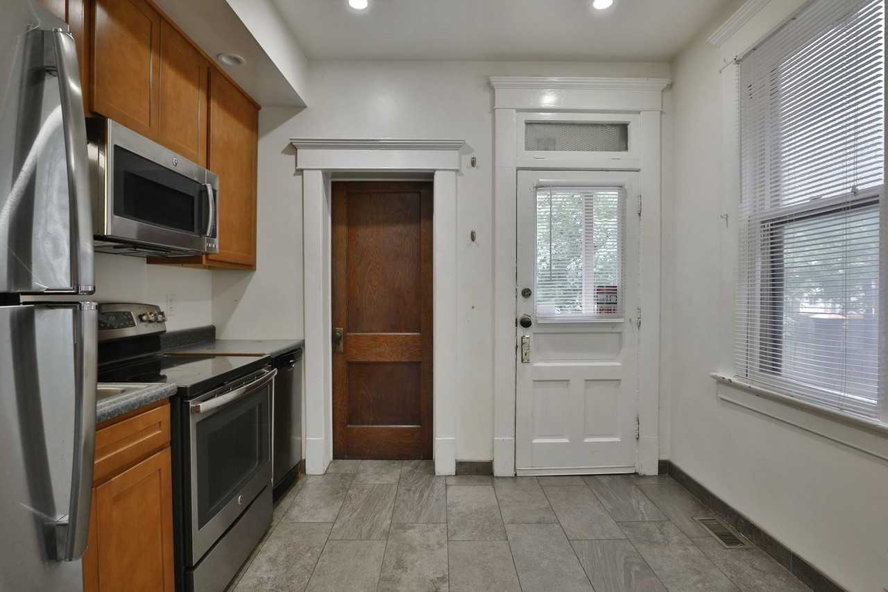 1611 Summit Street - Photo 6 of 33