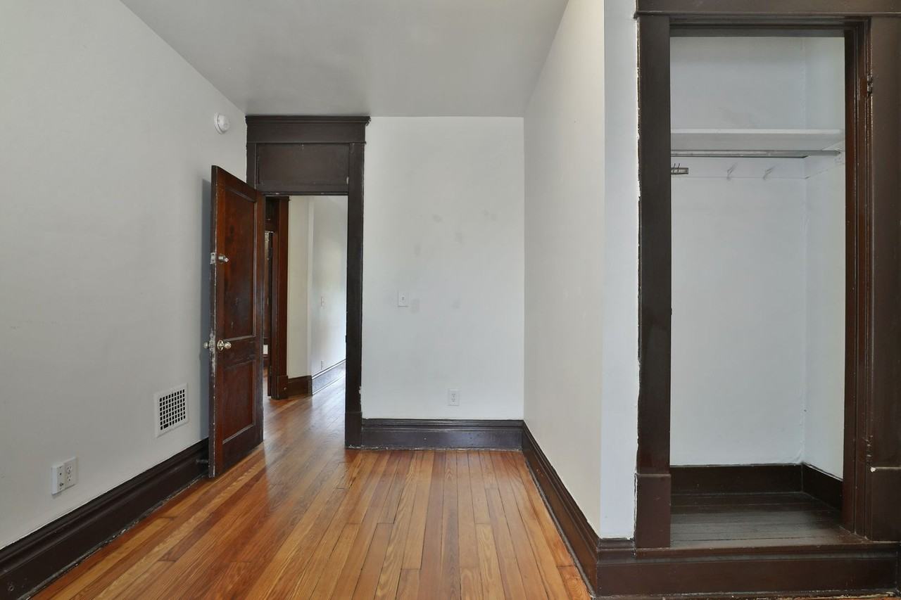 1611 Summit St - Photo 2 of 33