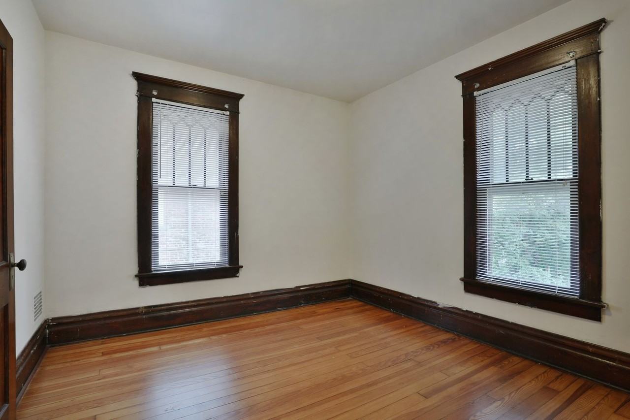 1611 Summit St - Photo 5 of 33