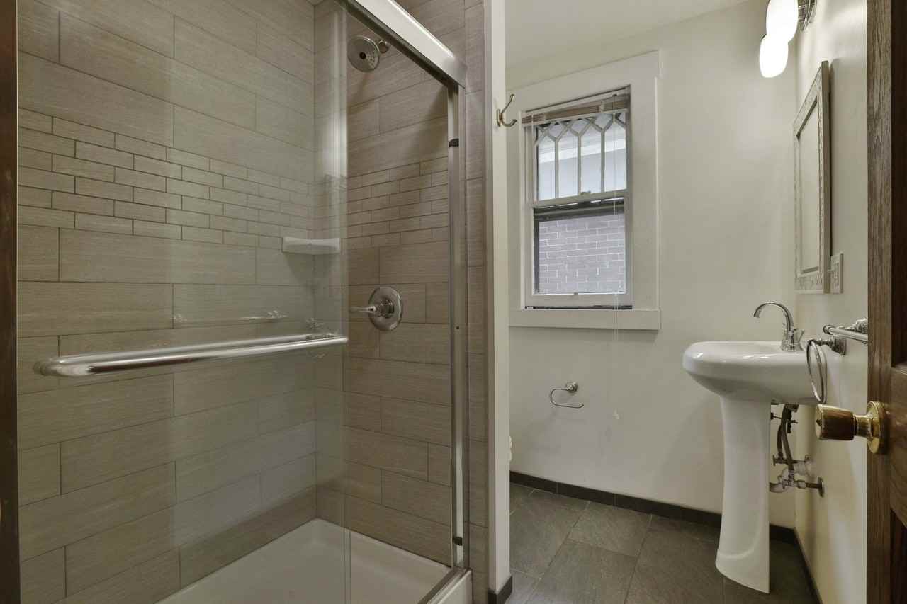 1611 Summit Street - Photo 3 of 33