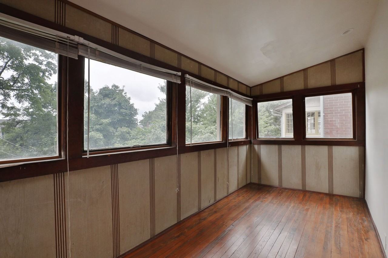 1611 Summit St - Photo 7 of 33