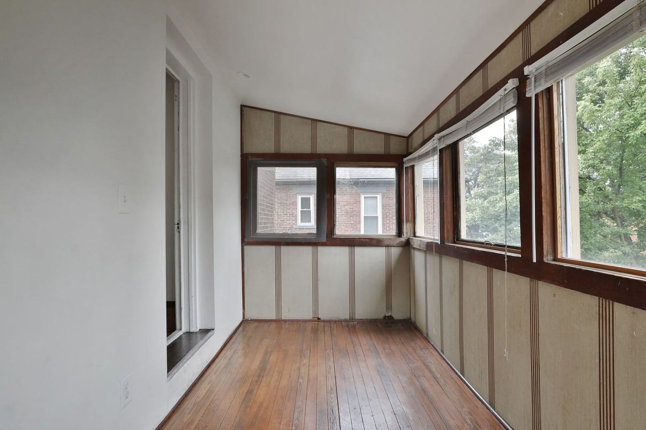 1611 Summit St - Photo 4 of 33