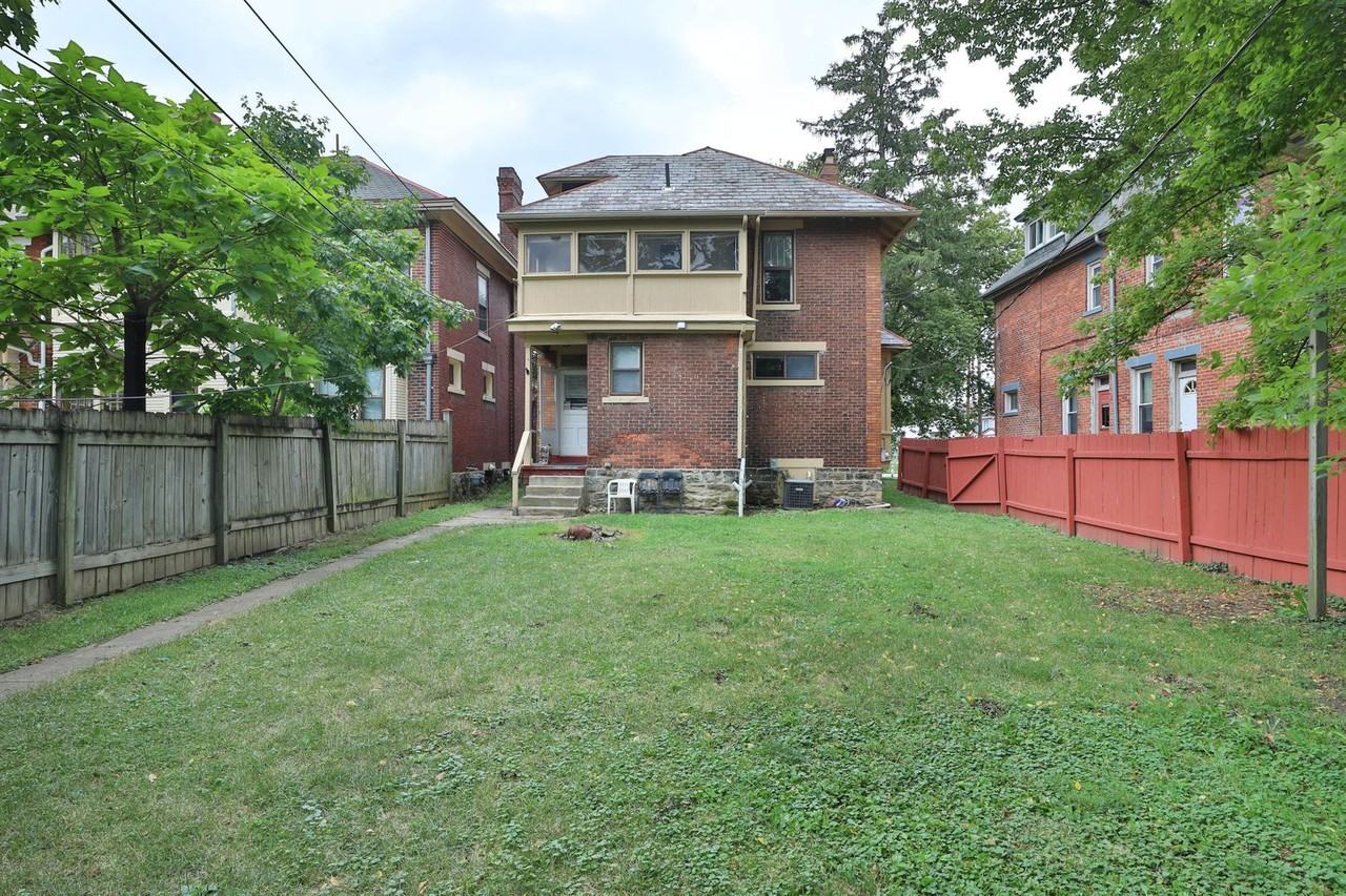 1611 Summit Street - Photo 7 of 33