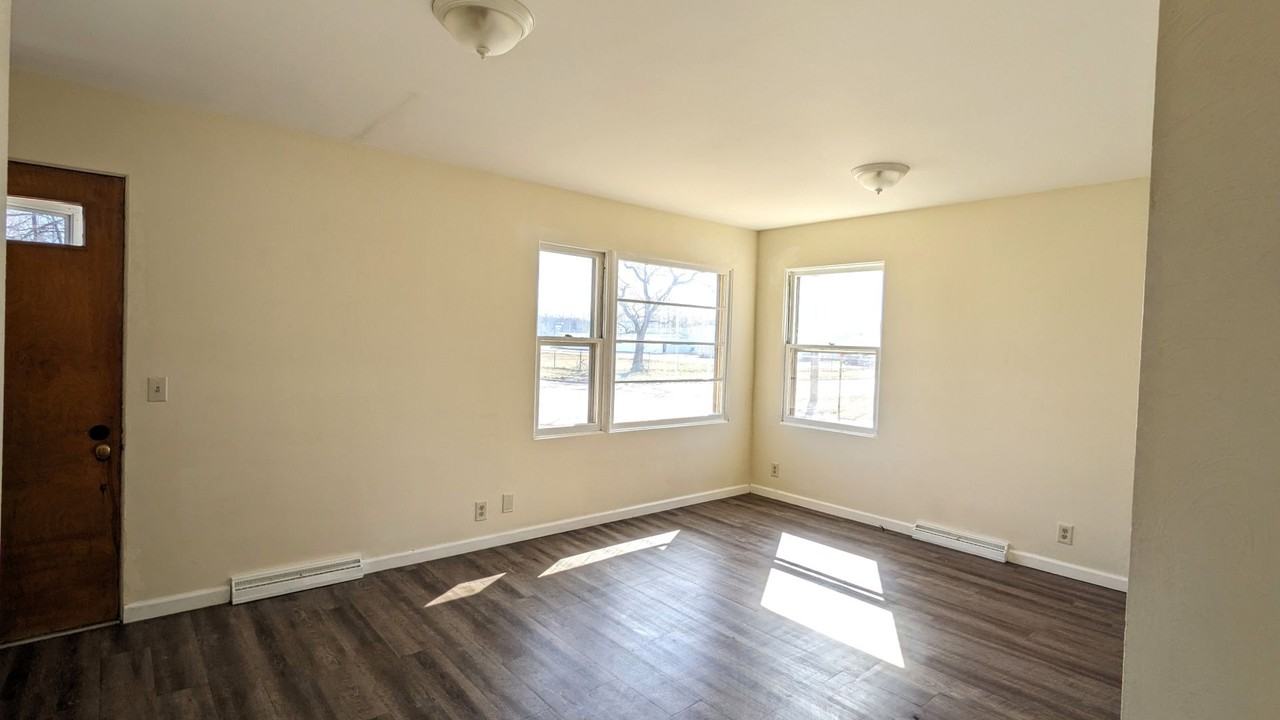 1741 Roberts St - Photo 2 of 10