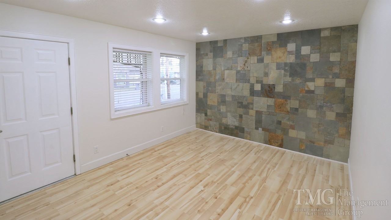 1701 Kauffman Ave - Photo 3 of 23