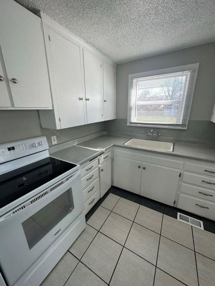 550 N 1300 W - Photo 3 of 15