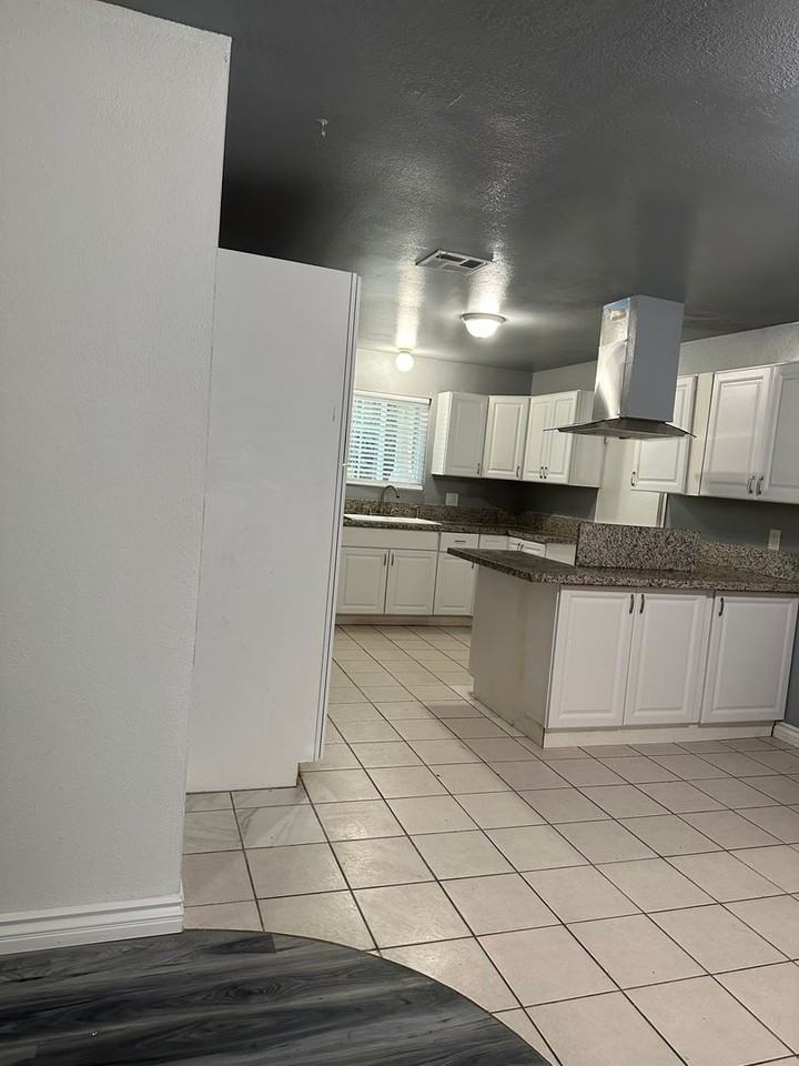 654 W 48th St - Photo 3 of 18