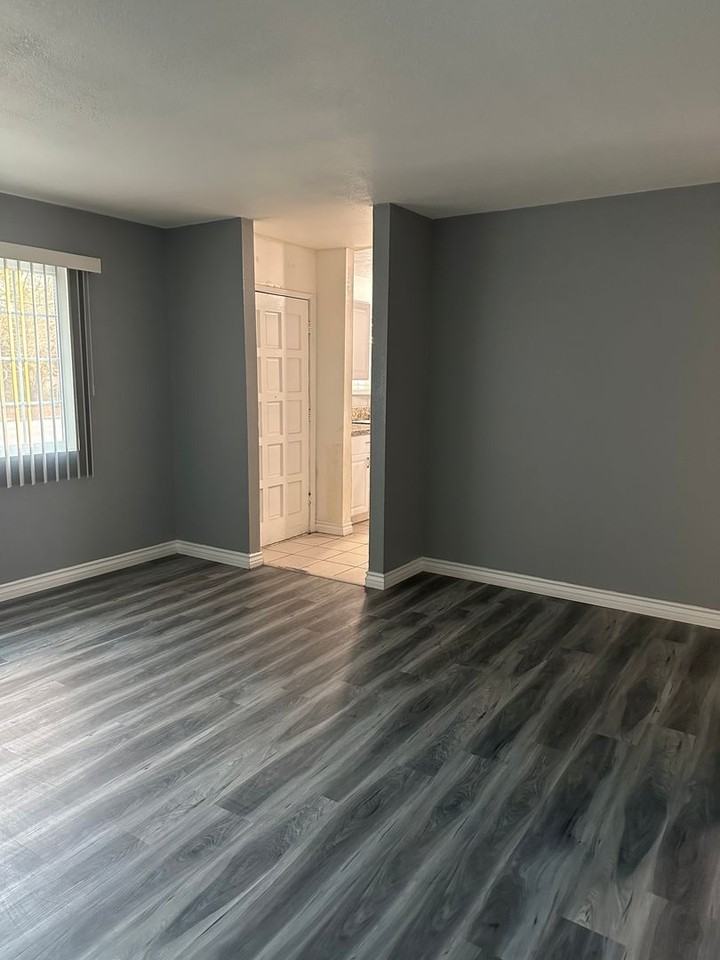 654 W 48th St - Photo 4 of 18