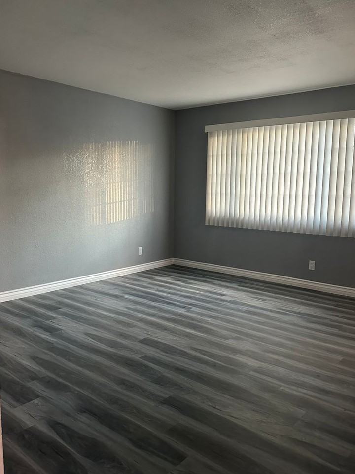 654 W 48th St - Photo 6 of 18