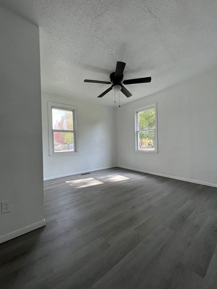 939 N Brown Ave - Photo 6 of 10