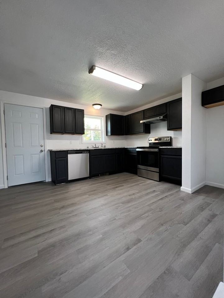 939 N Brown Ave - Photo 7 of 10