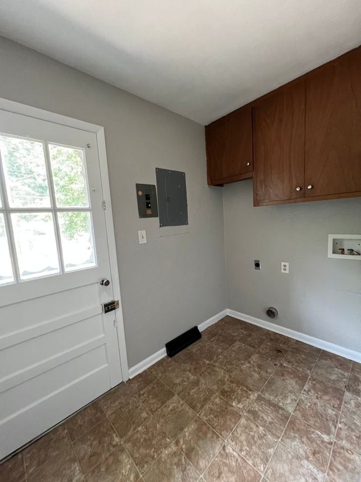 725 N Lone Pine Ave - Photo 2 of 10