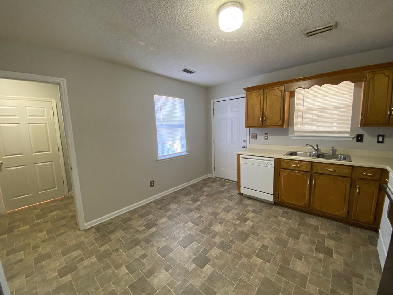 1306A Church Ave Se - Photo 3 of 10