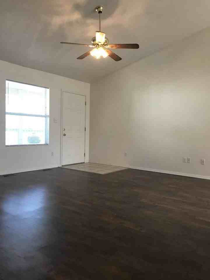 504 Twin Oaks - Photo 3 of 13