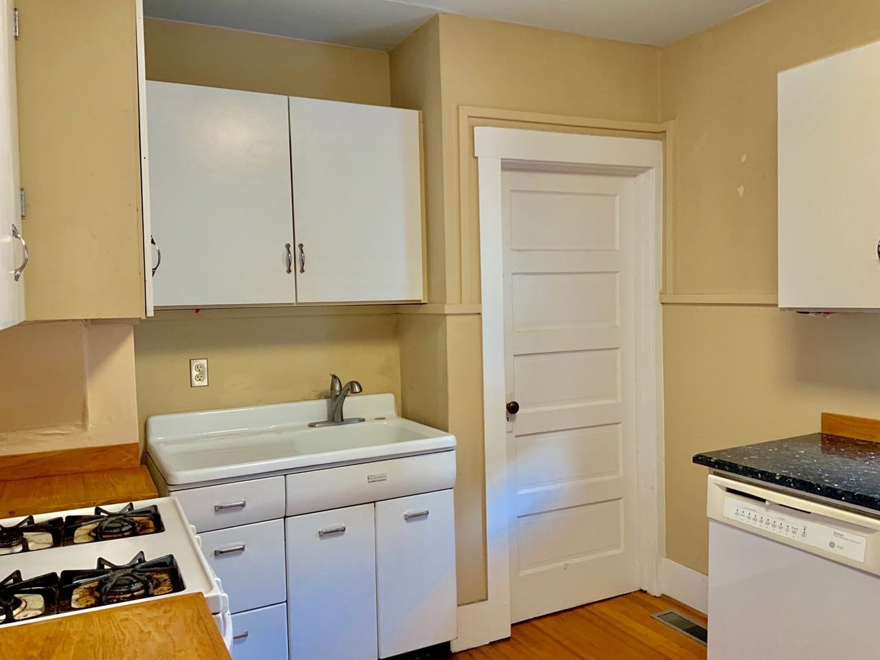 1240 Jackson St - Photo 4 of 12