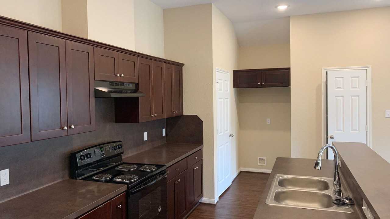 15803 Muskegon St - Photo 3 of 19