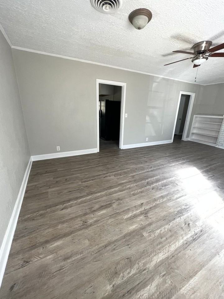 1812 Shady Ln - Photo 3 of 21