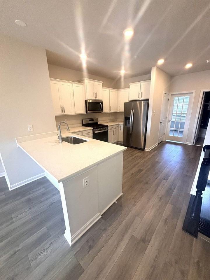 818 Bond St - Photo 2 of 25