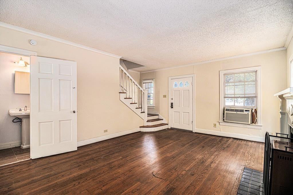 6302 Belmont Ave - Photo 7 of 32