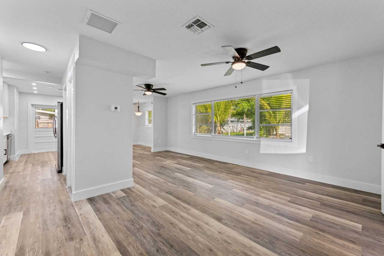 1561 Maravilla Ave - Photo 6 of 27