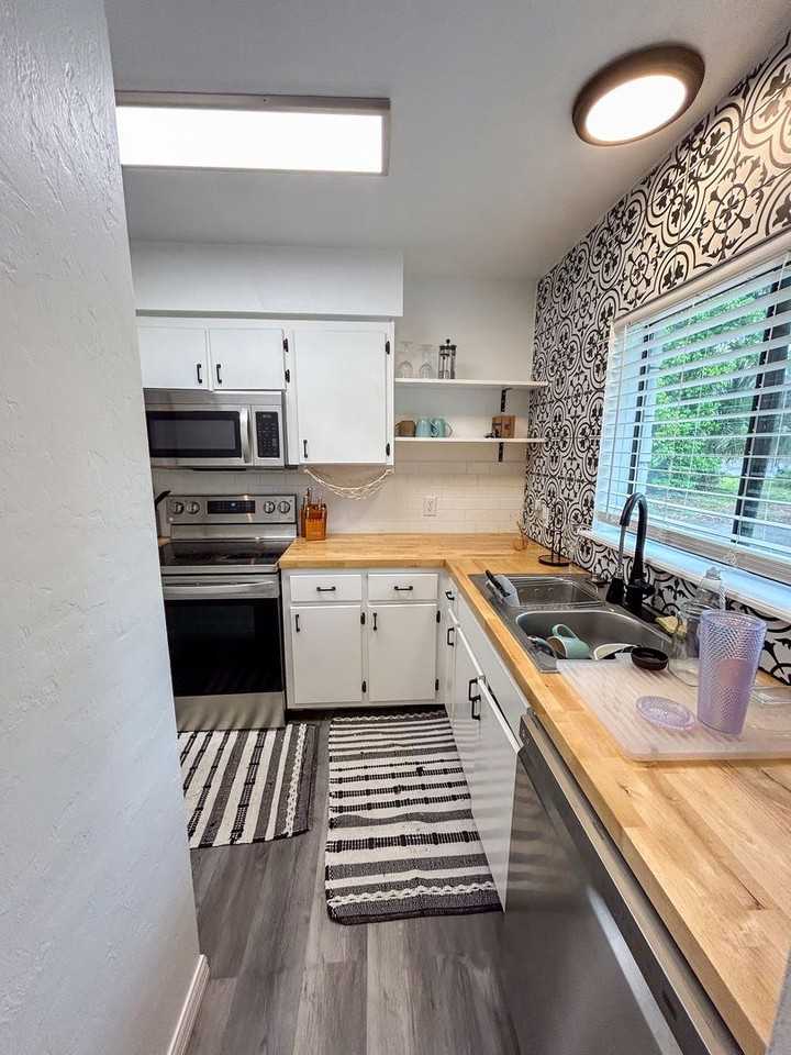 1038 Southwest 6th Drive - Photo 4 of 24