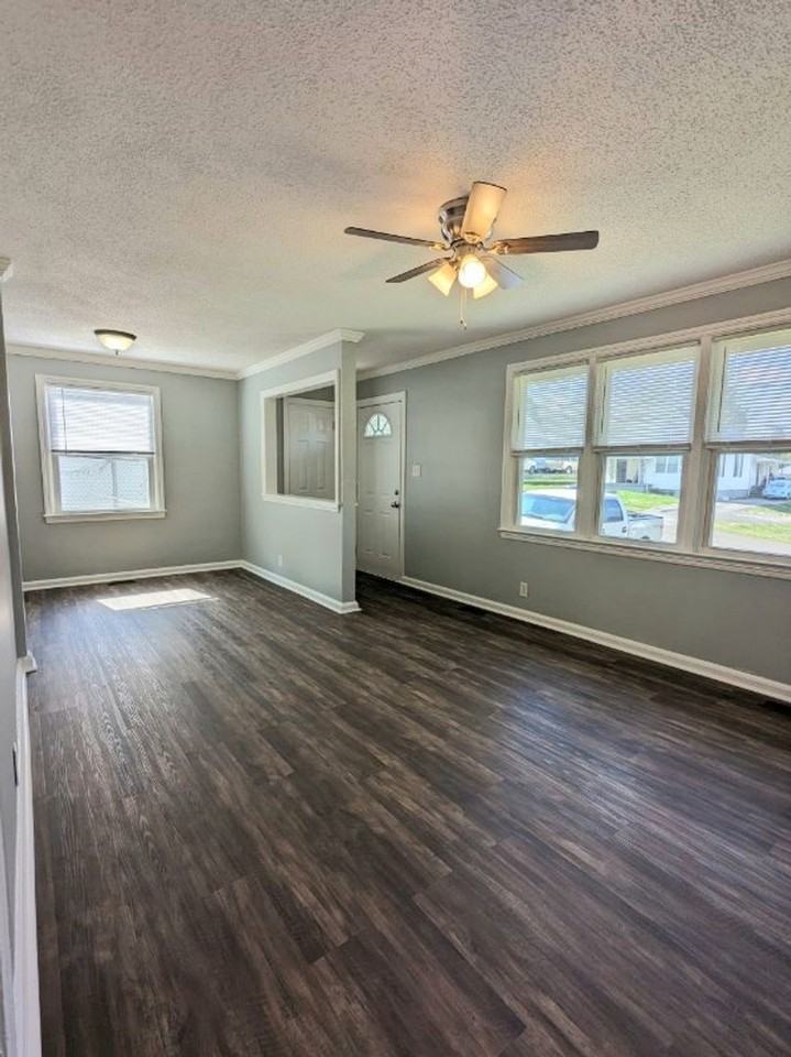 2732 Barton St - Photo 3 of 7
