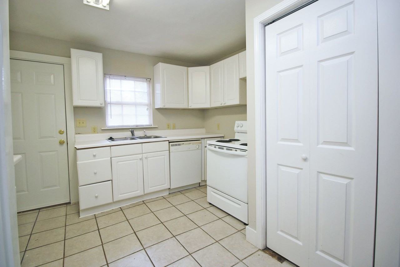 1141 Virginia St - Photo 7 of 30